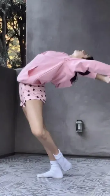 Charli D’Amelio Ballet Stretching Dance Video Leaked - Image 3