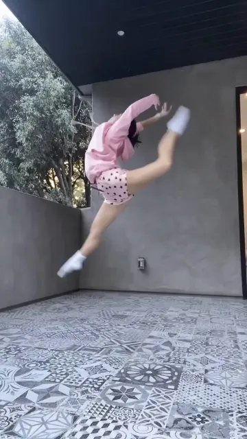 Charli D’Amelio Ballet Stretching Dance Video Leaked - Image 7