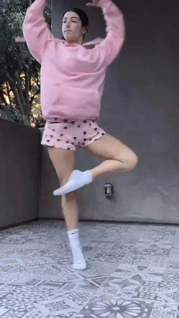 Charli D’Amelio Ballet Stretching Dance Video Leaked - Image 5
