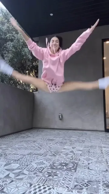Charli D’Amelio Ballet Stretching Dance Video Leaked - Image 8