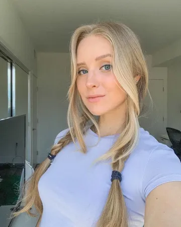 Caroline Zalog Sexy Pictures - Image 22