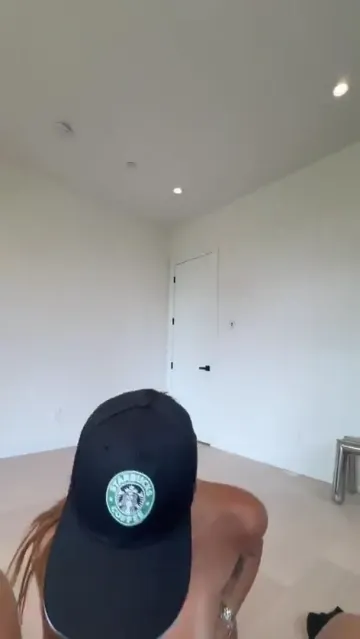 AriKytsya POV Starbucks Cosplay OnlyFans Video Leaked - Image 7