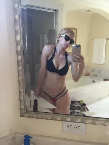 Iliza Shlesinger Sexy Bikini Selfies Set Leaked - Image 3