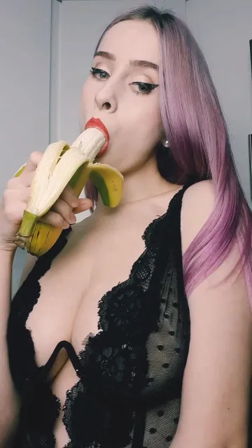 MizzyCyn Topless Banana Deep Throat Patreon Video Leaked - Image 2