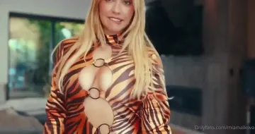 Mia Malkova Nude Try-On Cosplay OnlyFans Video Leaked - Image 3