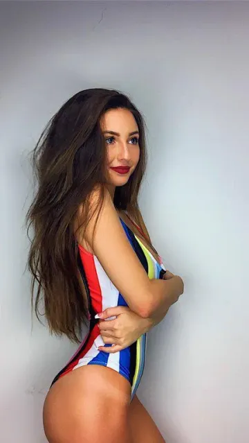 Taylor Alesia Bikini Try-on