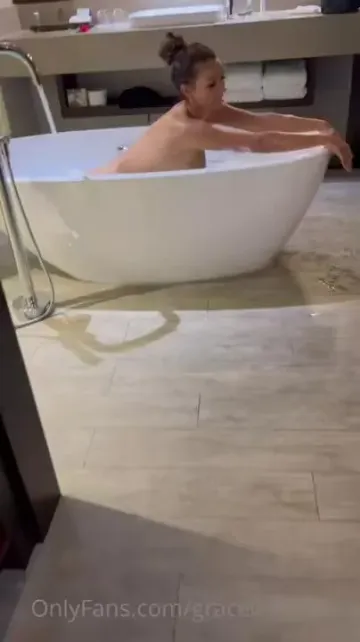 GraceWearsLace Nude Bath Cunnilingus OnlyFans Video Leaked - Image 2