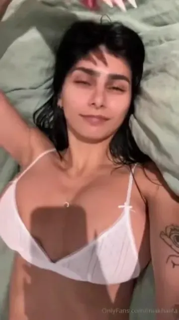 Mia Khalifa Nude Nipple Slip OnlyFans Livestream Leaked - Image 11