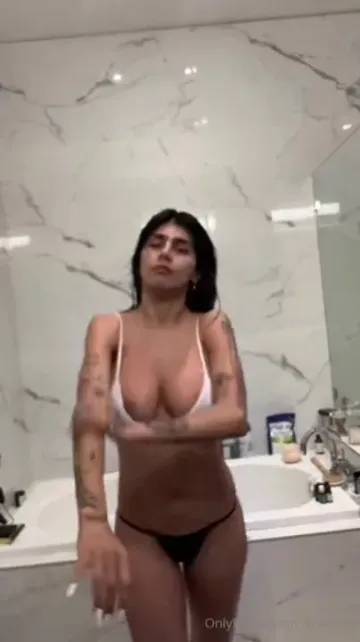 Mia Khalifa Nude Nipple Slip OnlyFans Livestream Leaked - Image 16