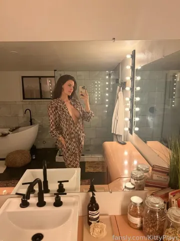 KittyPlays Sexy Cleavage Mirror Selfies Fansly Set Leaked - Image 5