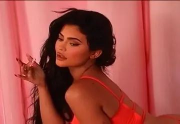 Kylie Jenner and Kim Kardashian Skims Lingerie Photoshoot - Image 11